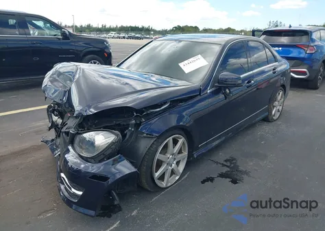 2013 Mercedes-Benz C 250 Luxury/Sport z USA, uszkodzony, nr VIN WDDGF4HB0DR279600